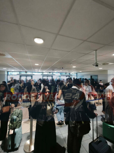 ΡΟΔΟΣ: Εικόνες ντροπής στο «Διαγόρας» – Εγκλωβισμένοι εκατοντάδες τουρίστες, «πρεμιέρα» με κλάματα και ουρές χιλιομέτρων