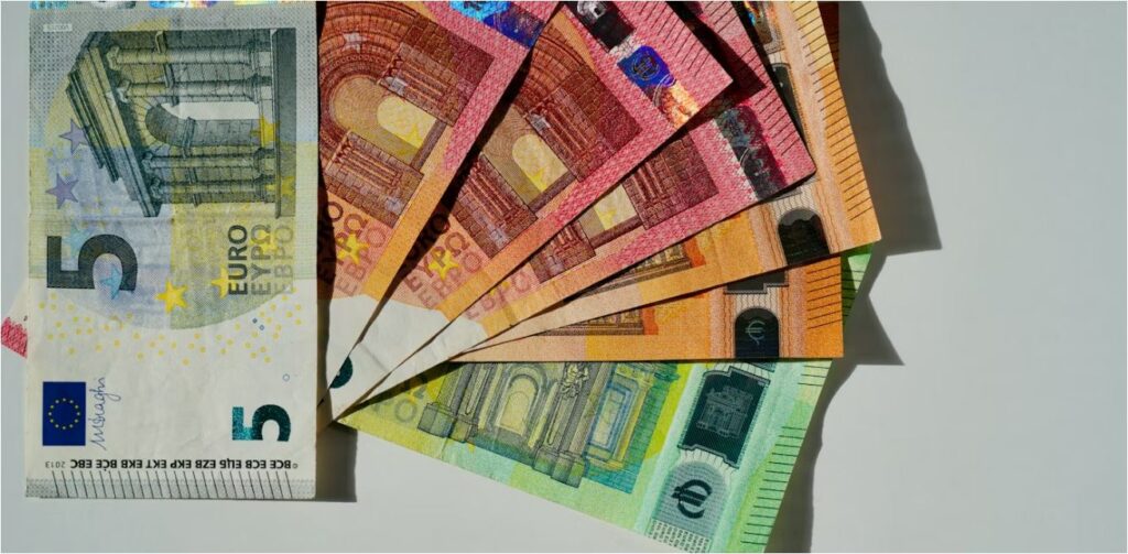 Επίδομα ανεργίας ύψους έως και 1.295 ευρώ και τακτικό επίδομα 565,98 ευρώ: Νέες πληροφορίες για τη χορήγησή τους