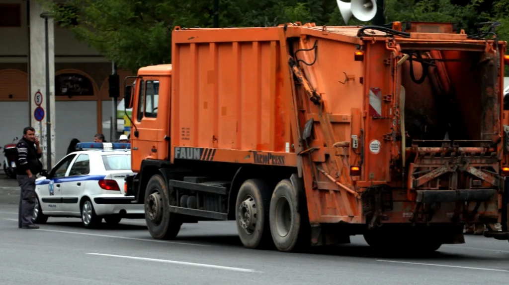 Θεσσαλονίκη: Άστεγος κοιμόταν σε κάδο σκουπιδιών και κατέληξε στην πρέσα απορριμματοφόρου κατά την αποκομιδή
