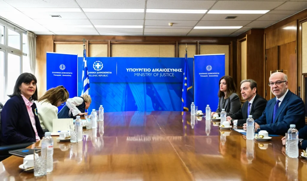 Συνάντηση Φλωρίδη & Κοβέσι: Συμφωνήθηκε επίσπευση των νομικών διαδικασιών για πολιτικά πρόσωπα – Στο επίκεντρο η ανανέωση της θητείας των τριών Ελλήνων Εισαγγελέων (Εικόνες)