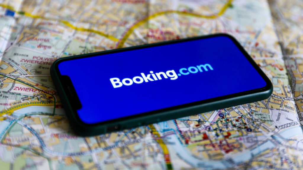 Booking.com: Τι επηρεάζει την ταξιδιωτική συμπεριφορά στις περιόδους αιχμής