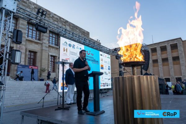 TUI Rhodes Marathon: Αναψε η Φλόγα της Καλλιπάτειρας από τον Παναγιώτη Καραΐσκο