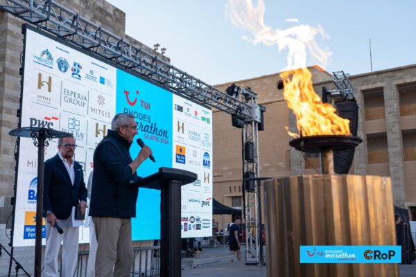 TUI Rhodes Marathon: Αναψε η Φλόγα της Καλλιπάτειρας από τον Παναγιώτη Καραΐσκο