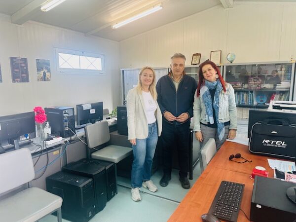 Η Διεθύντρια καθώς και το εκπαιδευτικό προσωπικό του ΕΠΑΛ Παραδεισίου ευχαριστούμε θερμά τον Αναπληρωτή Περιφερειάρχη Νοτίου Αιγαίου, κ. Ασπράκη Αποστόλη