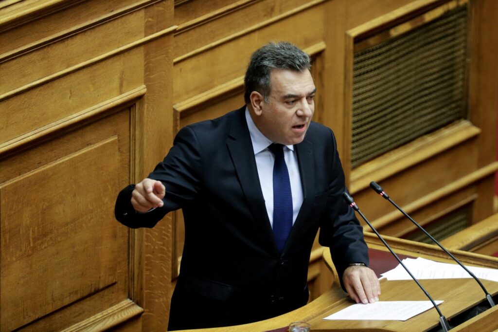 «Παρέμβαση του Μάνου Κόνσολα για την βελτίωση του τηλεοπτικού σήματος στην Κάρπαθο με την εγκατάσταση αξιόπιστης ψηφιακής υποδομής»  Με κοινοβουλευτική του παρέμβαση προς τον Υπουργό Ψηφιακής Διακυβέρνησης κ. Παπαστεργίου, ο Βουλευτής Δωδεκανήσου, κ. Μάνος Κόνσολας, θέτει ζήτημα άμεσων παρεμβάσεων για τη βελτίωση του τηλεοπτικού σήματος στη Κάρπαθο. Όπως αναφέρει, στο νησί, το τελευταίο διάστημα οι πολίτες αντιμετωπίζουν εμπόδια ως προς την πρόσβαση τους στο τηλεοπτικό σήμα, αφού η ψηφιακή κάλυψη αντιμετωπίζει προβλήματα. Ο κ. Κόνσολας τονίζει ότι ο εξοπλισμός και η υποδομή του δικτύου της Digea, που έχει εγκατασταθεί στη δημοτική κοινότητα Απερίου, δεν καλύπτει αποτελεσματικά όλες τις περιοχές του νησιού, επισημαίνοντας, ταυτόχρονα, ότι πριν την ενεργοποίηση της ψηφιακής πλατφόρμας Digea, στην Κάρπαθο υπήρχαν κέντρα εκπομπής τηλεοπτικού σήματος σε Όλυμπο, Σπόα, Μεσοχώρι, Αρκάσα, Αεροδρόμιο και Απέρι για να καλύπτεται όλο το νησί. Ο Βουλευτής Δωδεκανήσου ζητά να υπάρξουν άμεσες παρεμβάσεις και ενίσχυση του δικτύου της Digea με εξοπλισμό, προκειμένου να βελτιωθεί το τηλεοπτικό σήμα στην Κάρπαθο. «Το τηλεοπτικό σήμα στα νησιά και η ομαλή και χωρίς προβλήματα πρόσβαση