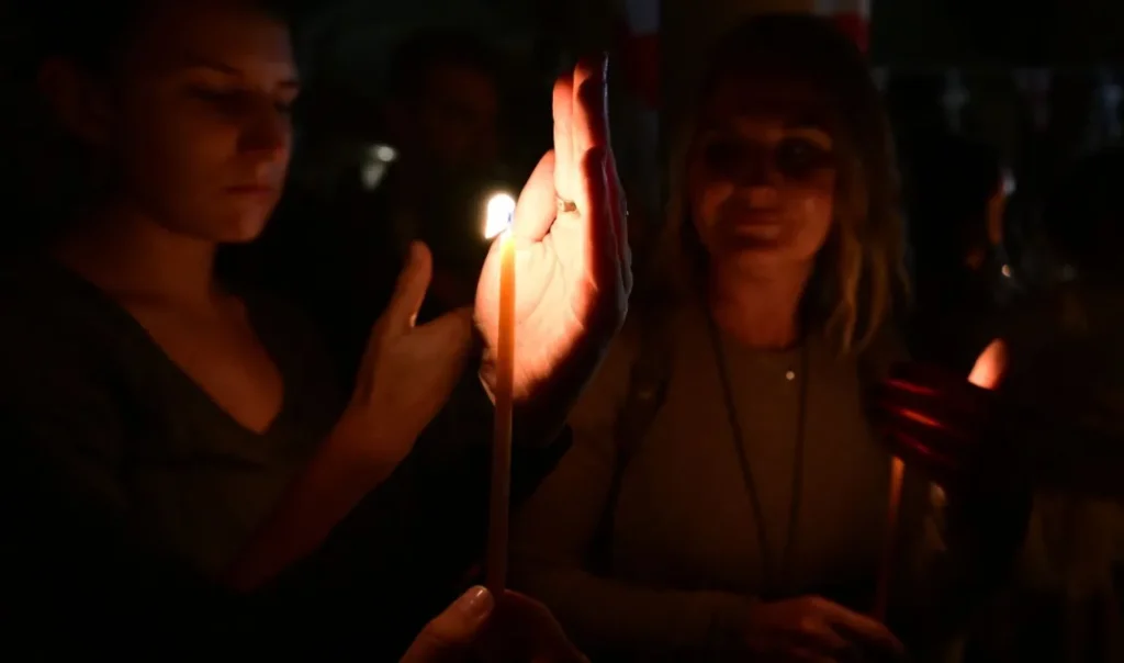 Τι πρέπει να κάνουμε με το Άγιο Φως στο σπίτι όταν το παραλάβουμε – Όλα τα έθιμα Τι πρέπει να κάνουμε με το Άγιο Φως στο σπίτι όταν το παραλάβουμε – Όλα τα έθιμα