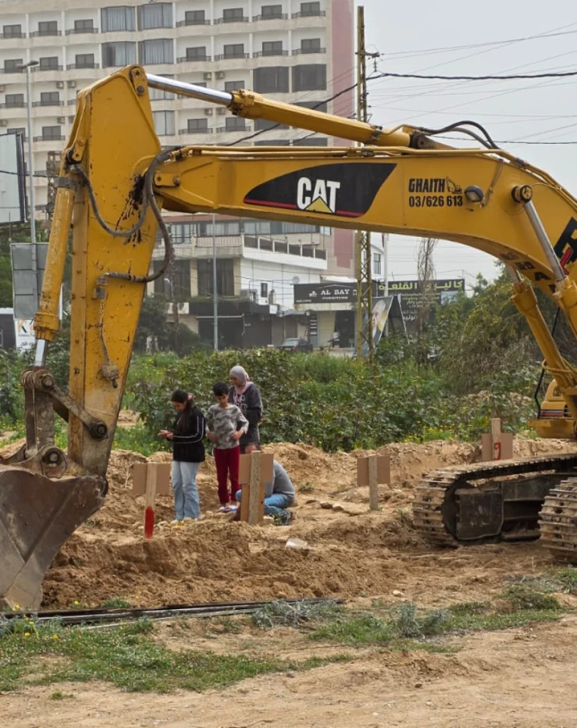 Ανοίγουν τάφους σε οικόπεδα στον Λίβανο για τους νεκρούς τους – Δείτε βίντεο Ανοίγουν τάφους σε οικόπεδα στον Λίβανο για τους νεκρούς τους – Δείτε βίντεο