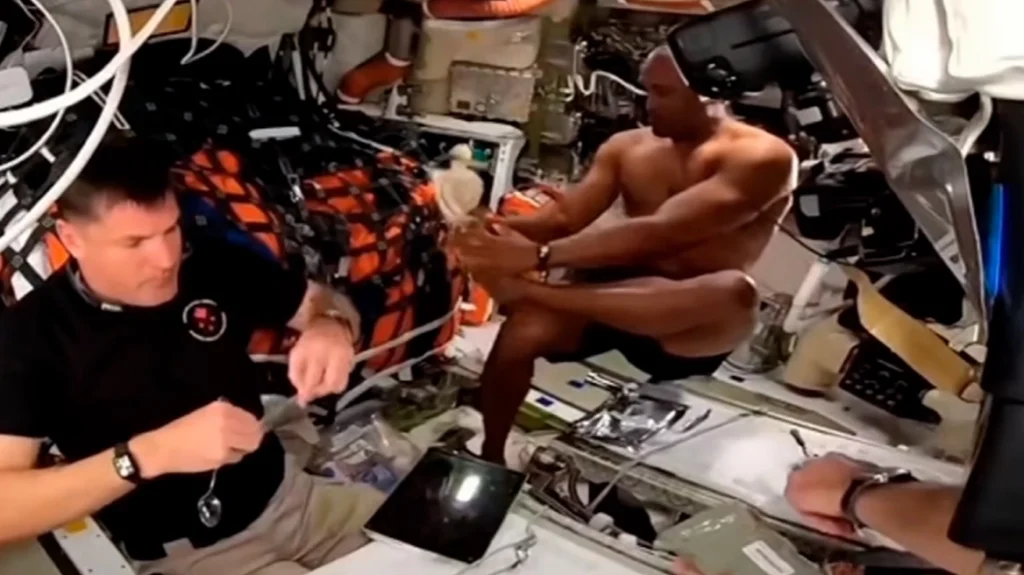 Αστροναύτης του Artemis II γίνεται sex symbol μετά το διαστημικό ντους που έκανε μέσα στο Orion, δείτε βίντεο