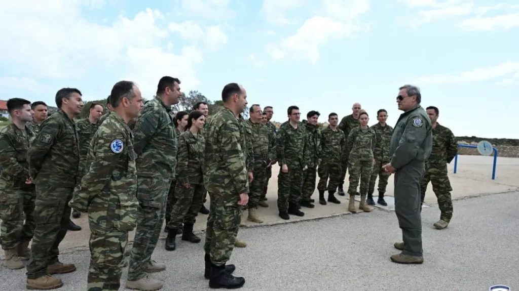 Στην Κάρπαθο ο αρχηγός της Πολεμικής Αεροπορίας – Επισκέφθηκε την 26η Μοίρα κατευθυνόμενων βλημάτων «Patriot»