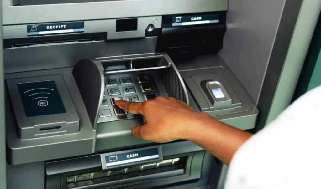 ΑΤΜ: Τέλος οι κάρτες; Οι νέοι τρόποι ανάληψης που αλλάζουν τα πάντα