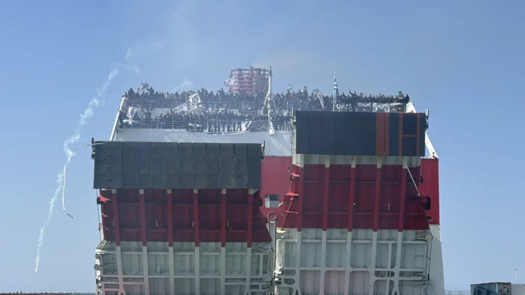 Ηράκλειο: Θριαμβευτική επιστροφή οπαδών του ΟΦΗ – Πανηγυρική υποδοχή στο λιμάνι – Δείτε βίντεο