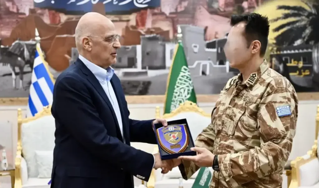 Δένδιας: “Η ελληνική πυροβολαρχία Patriot στη Σαουδική Αραβία θα βραβευτεί για την κατάρριψη ιρανικών πυραύλων” (Εικόνες)