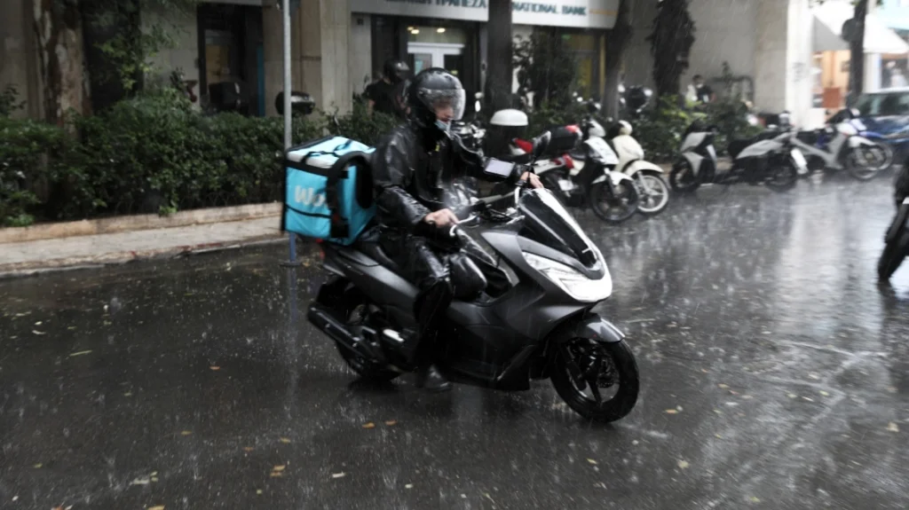 Έκτακτα μέτρα για τους εργαζομένους του ιδιωτικού τομέα λόγω της κακοκαιρίας: Τηλεργασία και απαγόρευση delivery από τις 18:00 έως τις 22:00