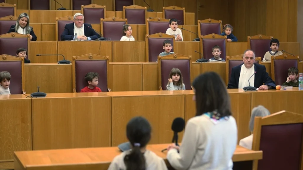 Η δίκη της «δασκάλας με τα μήλα»: Η πρώτη εικονική δίκη με δικαστές στο ΣτΕ, παιδιά νηπιαγωγείου