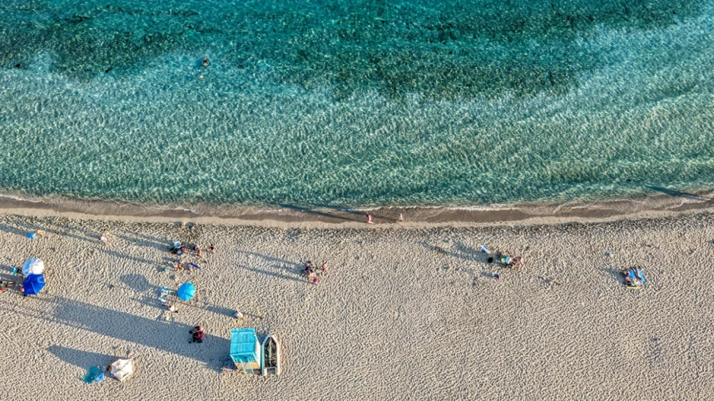 Απάτητες παραλίες 2026: Δείτε πίνακες με τις παραλίες και τις περιοχές