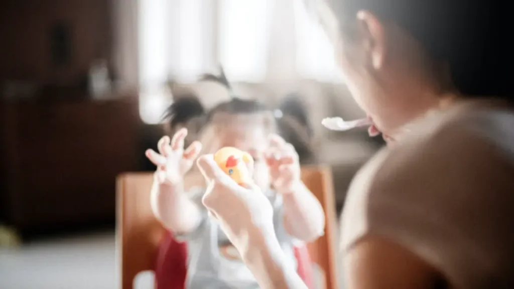 «Νταντάδες της Γειτονιάς»: Ανοίγει σήμερα η πλατφόρμα, ο πλήρης οδηγός για γονείς και επιμελητές