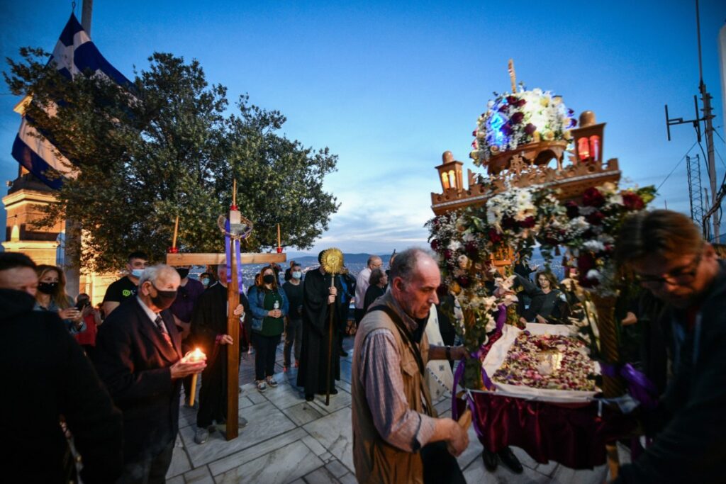 Γιατί περνάμε κάτω από τον Επιτάφιο – Τι συμβολίζει το έθιμο της Μεγάλης Παρασκευής Γιατί περνάμε κάτω από τον Επιτάφιο – Τι συμβολίζει το έθιμο της Μεγάλης Παρασκευής