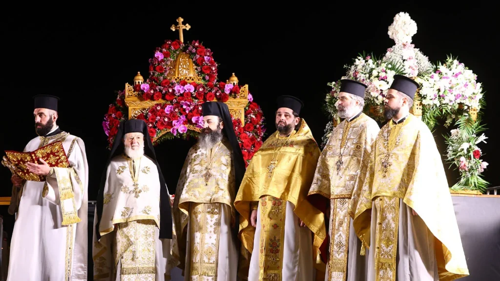 Σκηνικό κατάνυξης στη Θεσσαλονίκη με τους πέντε Επιταφίους να συναντιούνται στην πλατεία Αριστοτέλους Σκηνικό κατάνυξης στη Θεσσαλονίκη με τους πέντε Επιταφίους να συναντιούνται στην πλατεία Αριστοτέλους