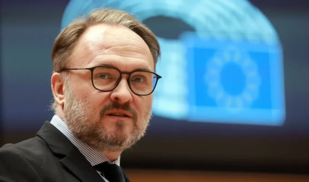 Ευρωπαίος Επίτροπος Ενέργειας: Θα ληφθούν μέτρα για τα καύσιμα αεροσκαφών