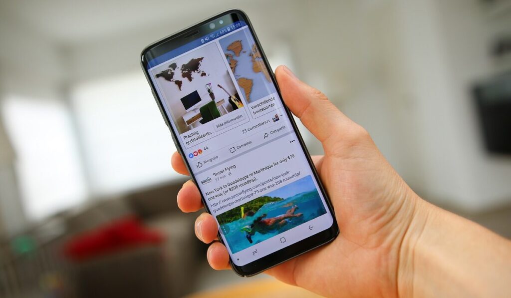 Facebook: Γιατί η αρχική σου σελίδα γέμισε με άσχετα και πώς θα «ξαναβρείς» τους φίλους σου