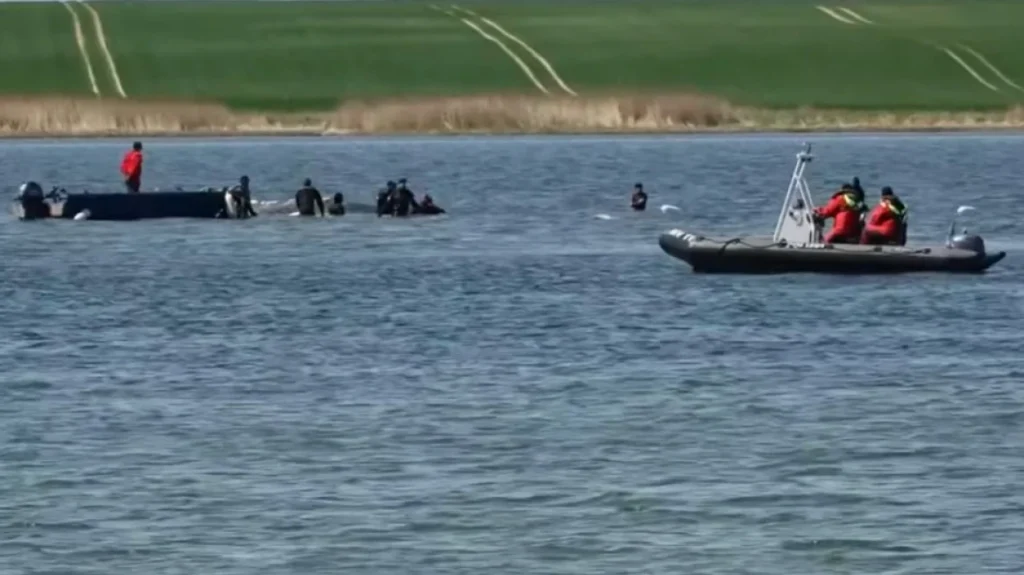 Μεγάλη επιχείρηση για τη διάσωση της φάλαινας Τίμι που έχει εγκλωβιστεί στα παράλια της Βαλτικής, τη μεταφέρουν στα βαθιά