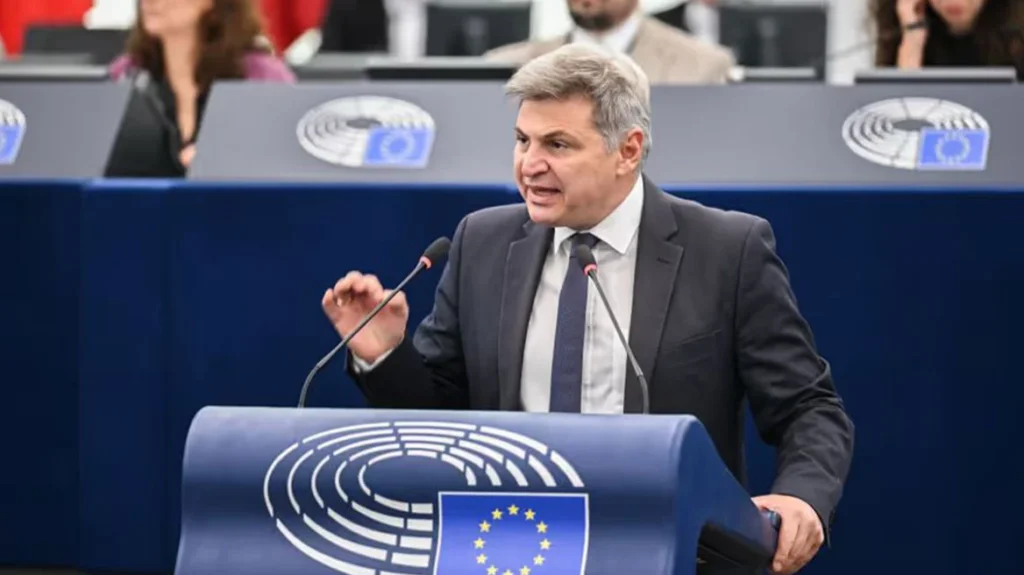 Ο Φαραντούρης ανακοίνωσε τη συμπόρευσή του με το ΠΑΣΟΚ