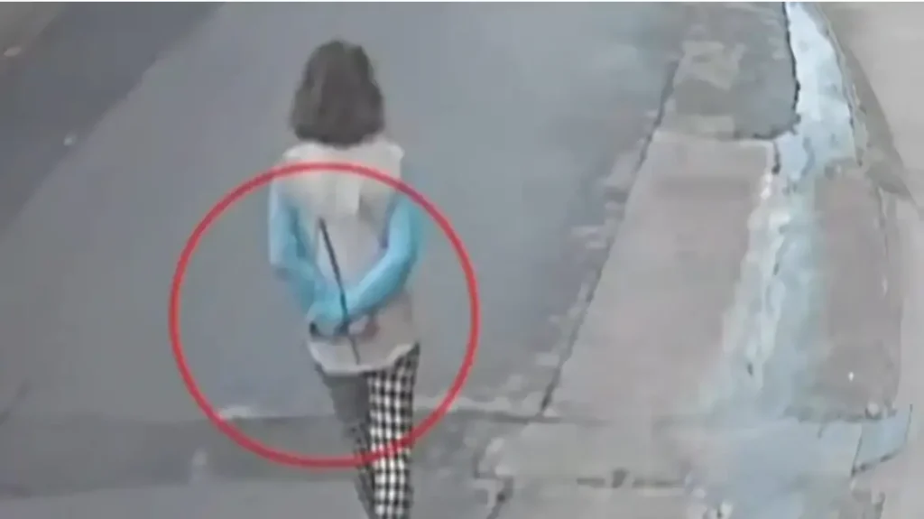 H τραγική ιστορία της 30χρονης που περπατούσε δεμένη πισθάγκωνα και ξυπόλητη στη Νεάπολη Λακωνίας λίγο πριν πεθάνει, δείτε βίντεο H τραγική ιστορία της 30χρονης που περπατούσε δεμένη πισθάγκωνα και ξυπόλητη στη Νεάπολη Λακωνίας λίγο πριν πεθάνει, δείτε βίντεο