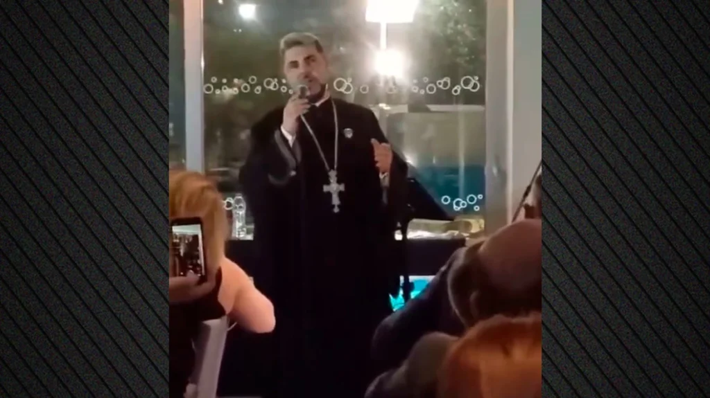 Ο νέος στρατιωτικός ιερέας της Καλαμάτας τραγουδάει Μάκη Χριστοδουλόπουλο σε μεζεδοπωλείο, δείτε βίντεο