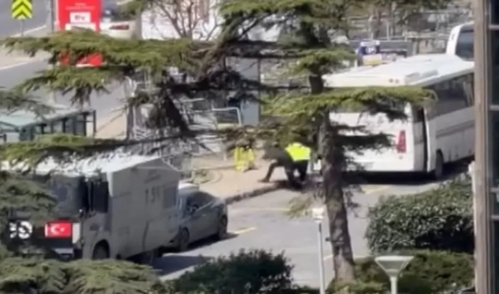 Συναγερμός στην Τουρκία: Πυροβολισμοί κοντά στο ισραηλινό προξενείο στην Κωνσταντινούπολη – “Τρία άτομα έχουν εξουδετερωθεί” (Βίντεο) Συναγερμός στην Τουρκία: Πυροβολισμοί κοντά στο ισραηλινό προξενείο στην Κωνσταντινούπολη – “Τρία άτομα έχουν εξουδετερωθεί” (Βίντεο)