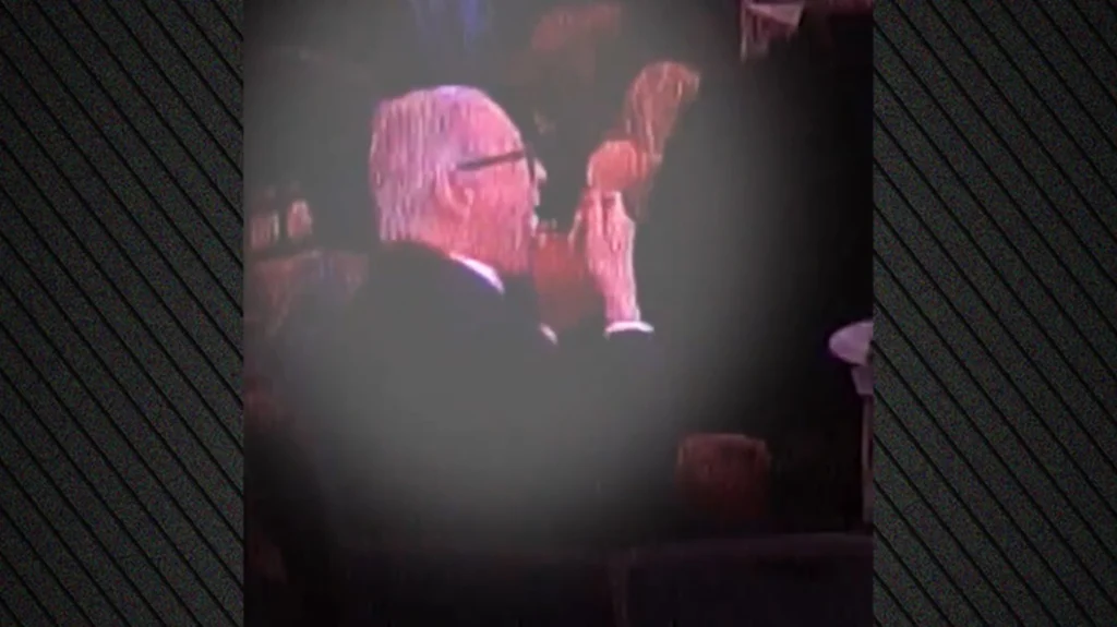 Ατάραχος άνδρας τρώει τη σαλάτα του ενώ πέφτουν πυροβολισμοί στο δείπνο του Λευκού Οίκου: «Δεν θα ξάπλωνα με το νέο μου σμόκιν στο βρόμικο πάτωμα»