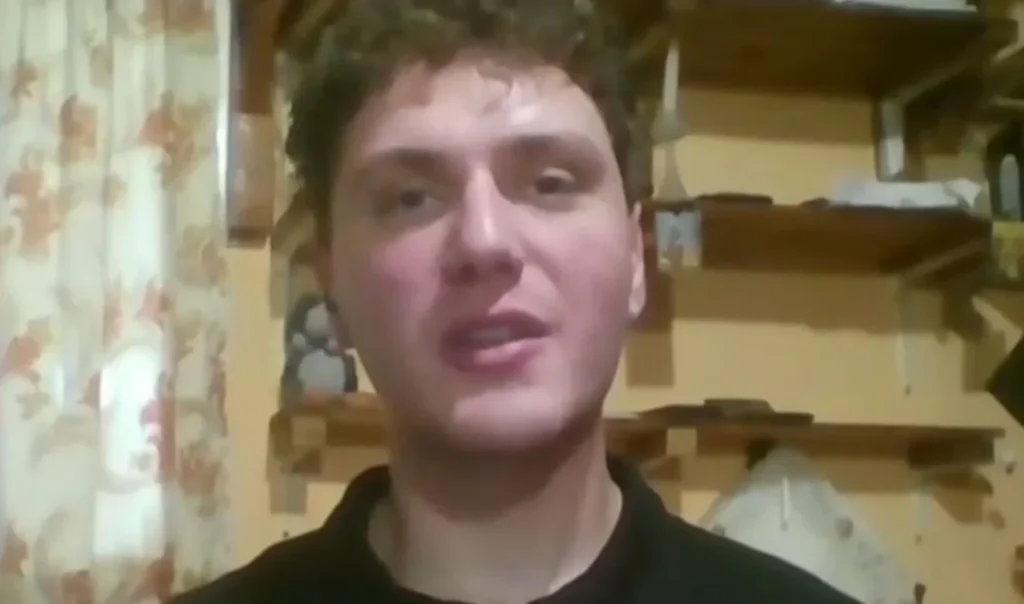 Υποτροφία σε μαθητή που για έξι χρόνια πήγαινε με καΐκι σχολείο από τον Κάλαμο στην Αιτωλοακαρνανία – Συγκινεί με τα λόγια του