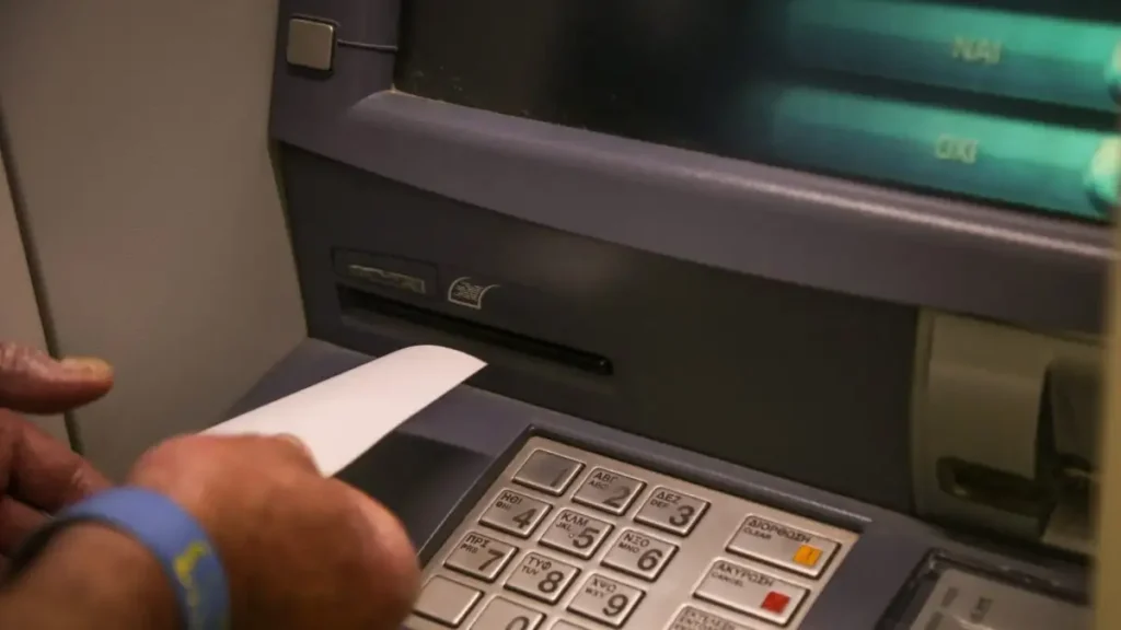 ΟΠΕΚΑ: Τι ώρα καταβάλλονται σήμερα τα κοινωνικά επιδόματα – Αναλυτικά οι πληρωμές