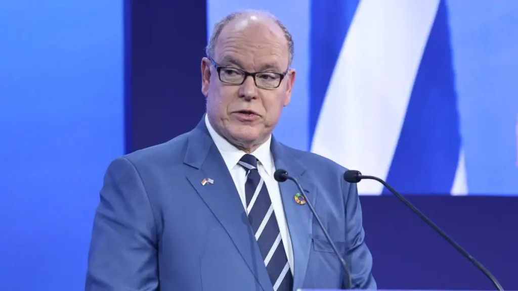 Πρίγκιπας Αλβέρτος: Με καρφίτσες στο πέτο τη σημαία του Μονακό και της Ελλάδας μαζί, μίλησε στο Φόρουμ των Δελφών