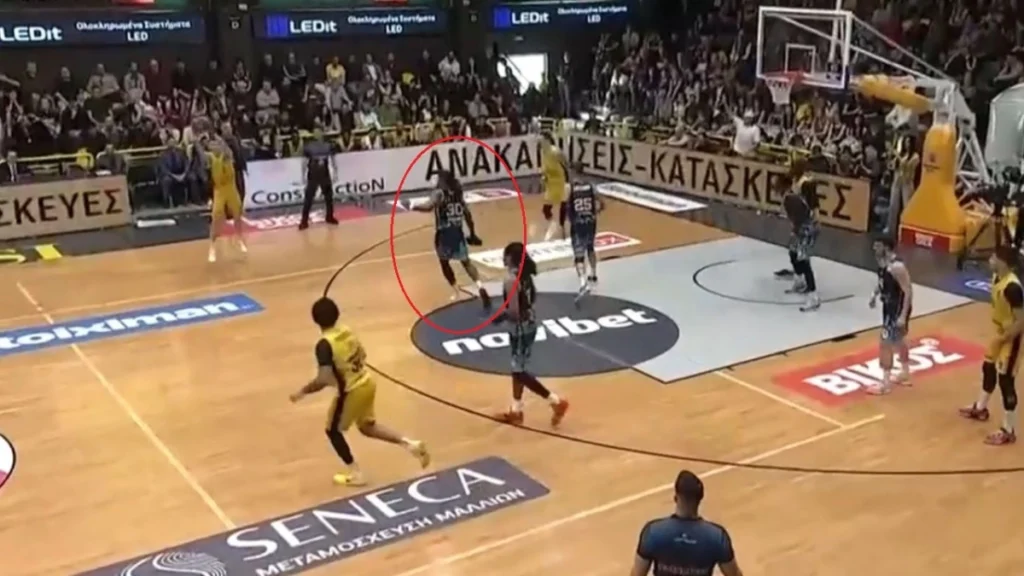 Μαρούσι – Κολοσσός: Τρομερό σκηνικό με Άκιν, έπαιζε κρατώντας το παπούτσι στο χέρι του!