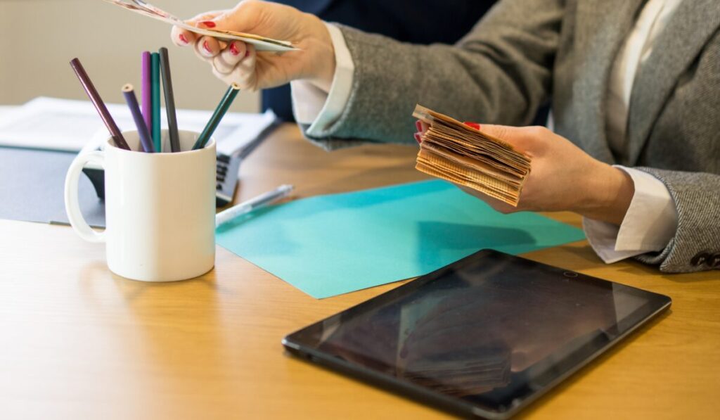 Μέτρα ανάσα για χιλιάδες οφειλέτες: Τι αλλάζει σε κατασχέσεις, 72 δόσεις και εξωδικαστικό μηχανισμό