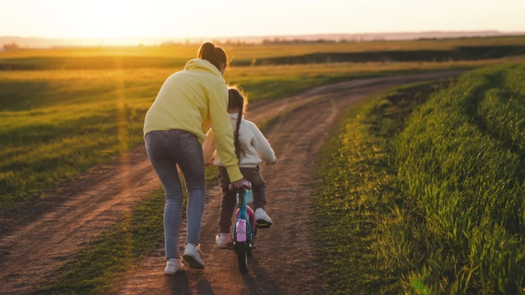 «Νταντάδες της Γειτονιάς»: Στις 27 Απριλίου ανοίγει η πλατφόρμα, τα ποσά της ενίσχυσης για γονείς με πλήρη και μερική απασχόληση