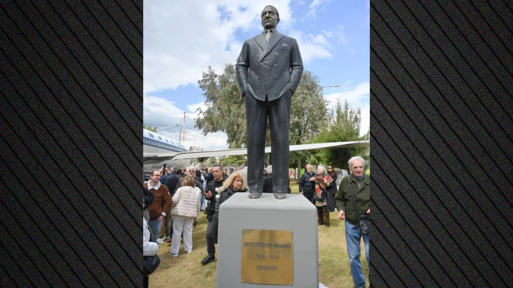 Αποκαλύφθηκε το άγαλμα του Αριστοτέλη Ωνάση στο Ελληνικό, δείτε βίντεο και φωτογραφίες Αποκαλύφθηκε το άγαλμα του Αριστοτέλη Ωνάση στο Ελληνικό, δείτε βίντεο και φωτογραφίες