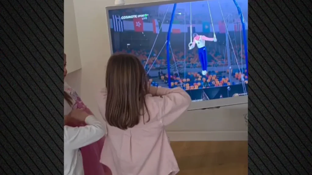 Λευτέρης Πετρούνιας: Η αντίδραση των κορών του που τον έβλεπαν από την τηλεόραση στον τελικό του Παγκοσμίου Κυπέλλου του Καΐρου, δείτε βίντεο Λευτέρης Πετρούνιας: Η αντίδραση των κορών του που τον έβλεπαν από την τηλεόραση στον τελικό του Παγκοσμίου Κυπέλλου του Καΐρου, δείτε βίντεο