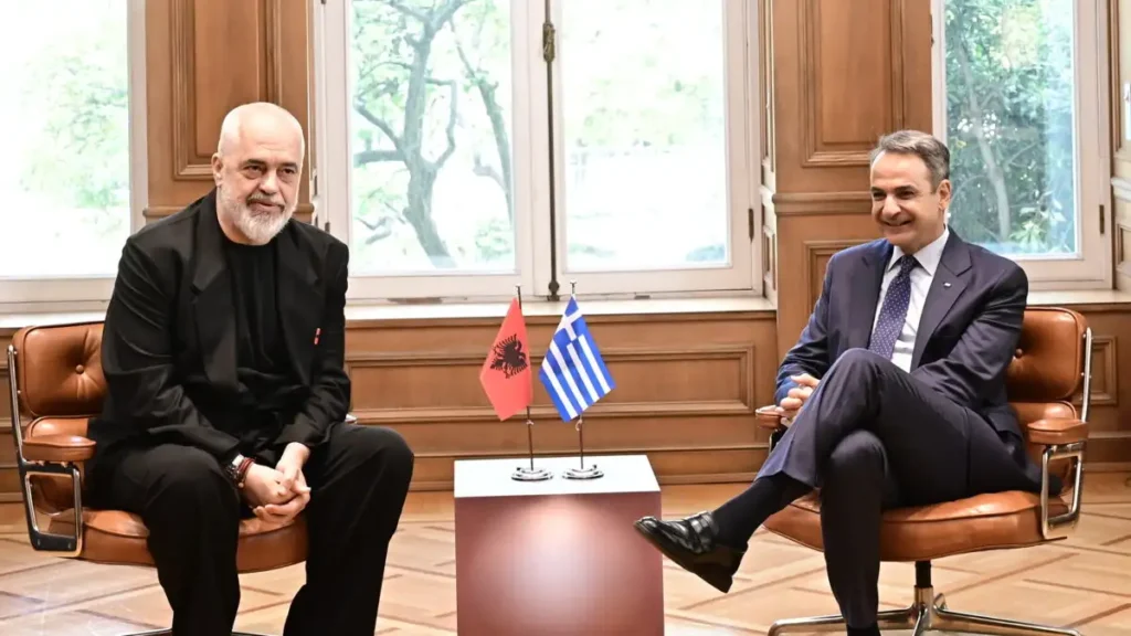 Ο Έντι Ράμα ντυμένος για ποτάκι στο Μαξίμου στη συνάντηση με τον Κυριάκο Μητσοτάκη – Έριξε το φταίξιμο στο πρωτόκολλό του