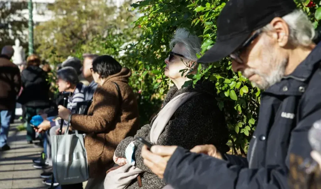 Συνταξιούχοι: Οι 3 ενισχύσεις που έρχονται έως το φθινόπωρο – Ποιοι παίρνουν αναδρομικά, επίδομα 300 ευρώ και επιστροφή ενοικίου