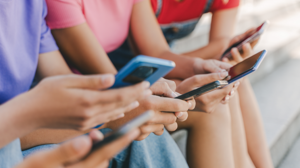 Μπλόκο στα social media σε ανηλίκους και από την ΕΕ, παρουσίασε application για να επαληθεύει την ηλικία