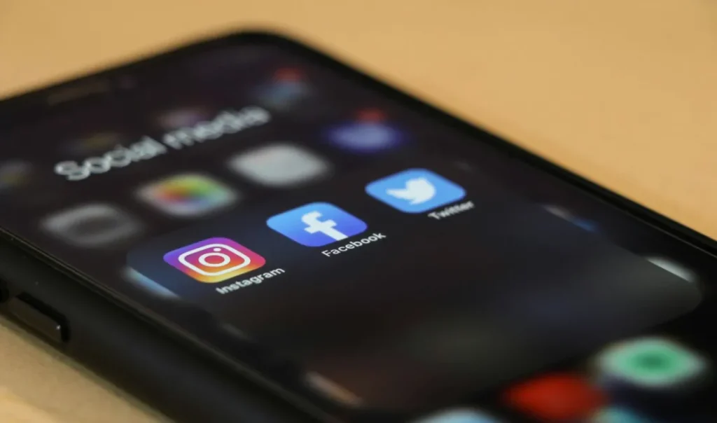 Σοκάρει πατέρας του οποίου το παιδί είναι σε κλινική απεξάρτησης για τα social media: “Μόλις του έπαιρνα το κινητό γινόταν έξαλλος, πετούσε αντικείμενα” (Βίντεο)