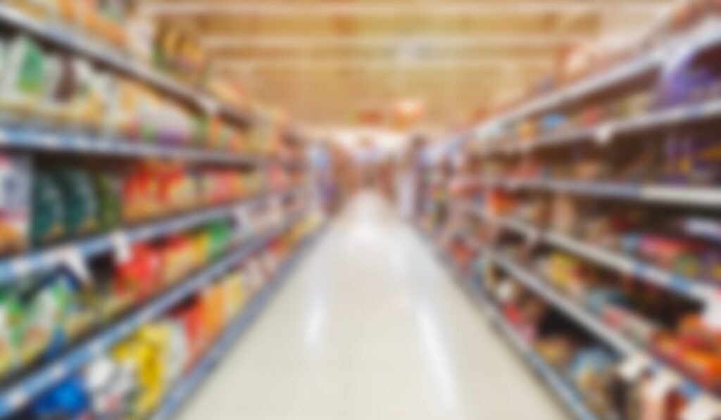 Τι είναι το shrinkflation: Η αόρατη «απάτη» στα ράφια των σούπερ μάρκετ που αδειάζει τα πορτοφόλια