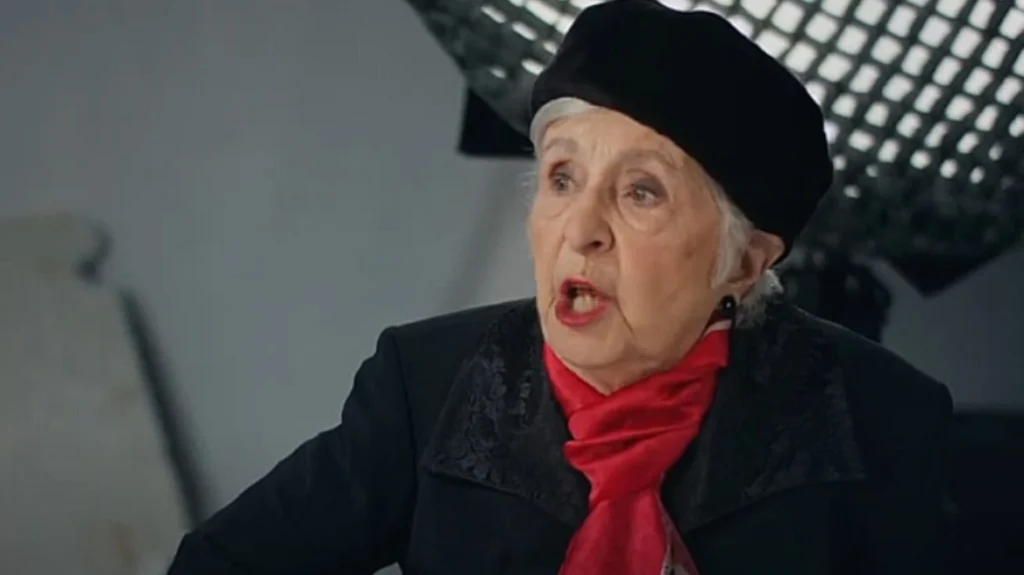 Η «Θεοπούλα» από το Παρά Πέντε σε εμφάνιση – έκπληξη στο βίντεοκλιπ για το Ferto του Ακύλα, δείτε βίντεο