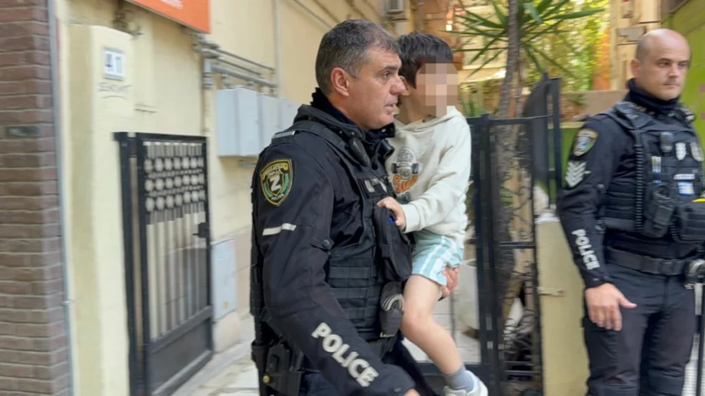 Παιδί 5 ετών μόνο του σε μπαλκόνι 6ου ορόφου πολυκατοικίας, πετούσε αντικείμενα σε κεντρικό δρόμο στη Θεσσαλονίκη – Δείτε βίντεο και φωτογραφίες