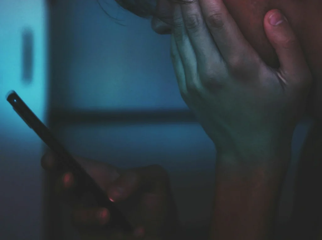 Τι μπορεί να προκαλέσει το scrolling στην τουαλέτα; «Έχετε 46% μεγαλύτερο κίνδυνο», προειδοποιεί ειδικός