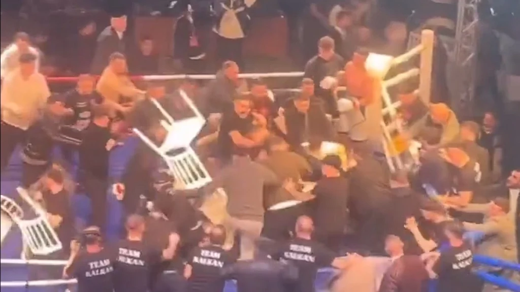 Χάος σε αγώνα πυγμαχίας στην Τραπεζούντα: Τούρκος μποξέρ βγήκε νοκ-άουτ από Ρώσο και ακολούθησε συμπλοκή στο ρινγκ, δείτε βίντεο
