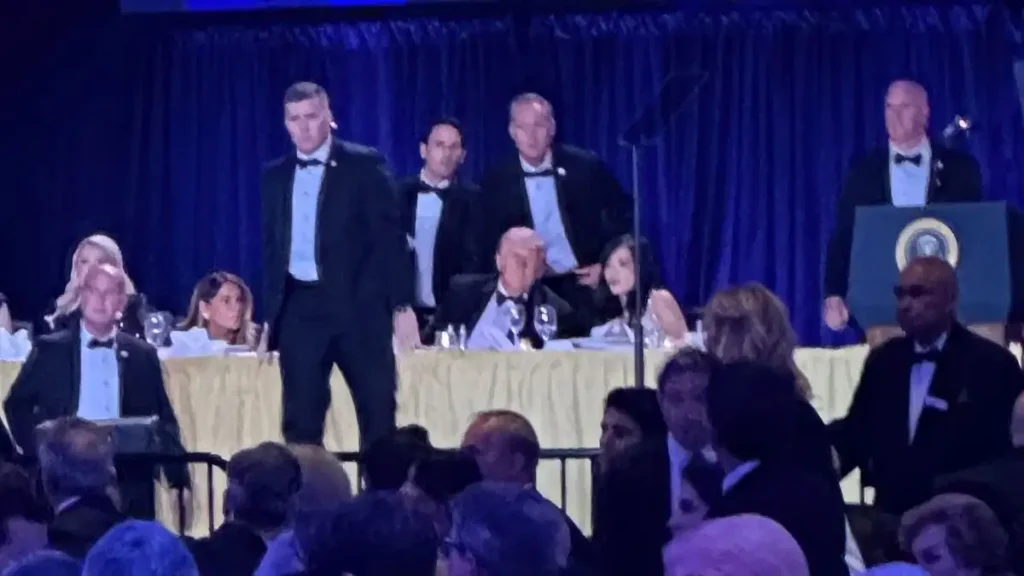 Χάος από τους πυροβολισμούς στο δείπνο των ανταποκριτών στον Λευκό Οίκο: Η φυγάδευση του Τραμπ, τα ουρλιαχτά και ο δάσκαλος με την καραμπίνα