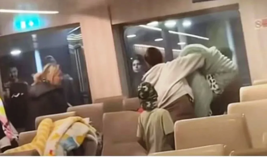 Απίστευτο περιστατικό στο πλοίο Νήσος Σάμος – Ρομά άναψαν τσιγάρο και αμέσως ενεργοποιήθηκε το σύστημα πυρόσβεσης (Βίντεο)