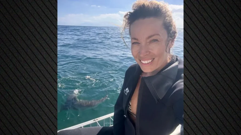 Η Μαριέττα Χρουσαλά κολύμπησε με λευκούς καρχαρίες